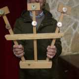 Pettinelli ci mostra il triccheballacche, strumento tradizionale formato da tre martelli in legno che sbattono uno contro l�altro
